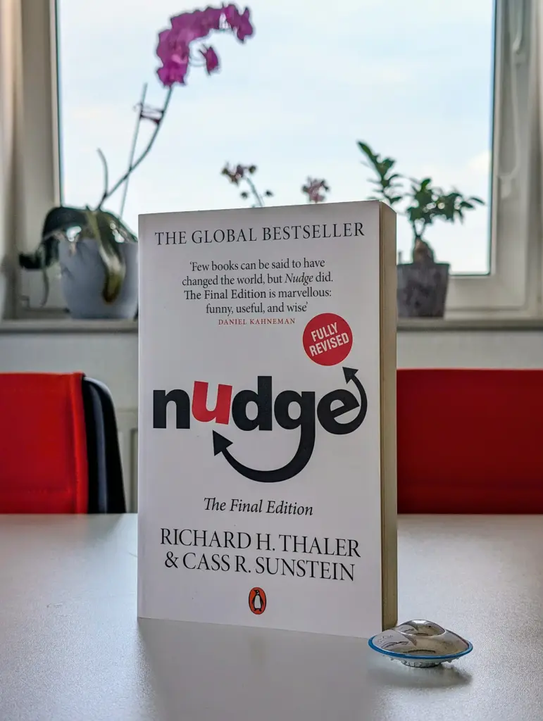 DIE UFOS Agentur aus Lüneburg bei Hamburg und Hannover liest das Buch Nudge für das Online Marketing