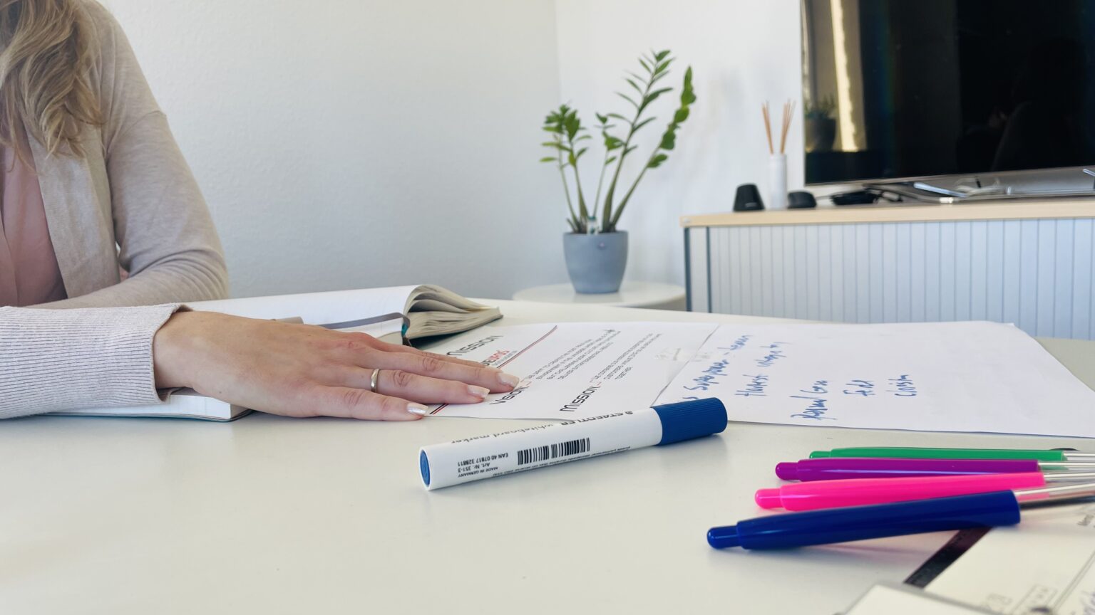 Strategisches Sparring in entspannter Arbeitsatmosphäre: Gründer und Berater im intensiven Dialog über Positionierung, Zielgruppen und B2B-Marketing.