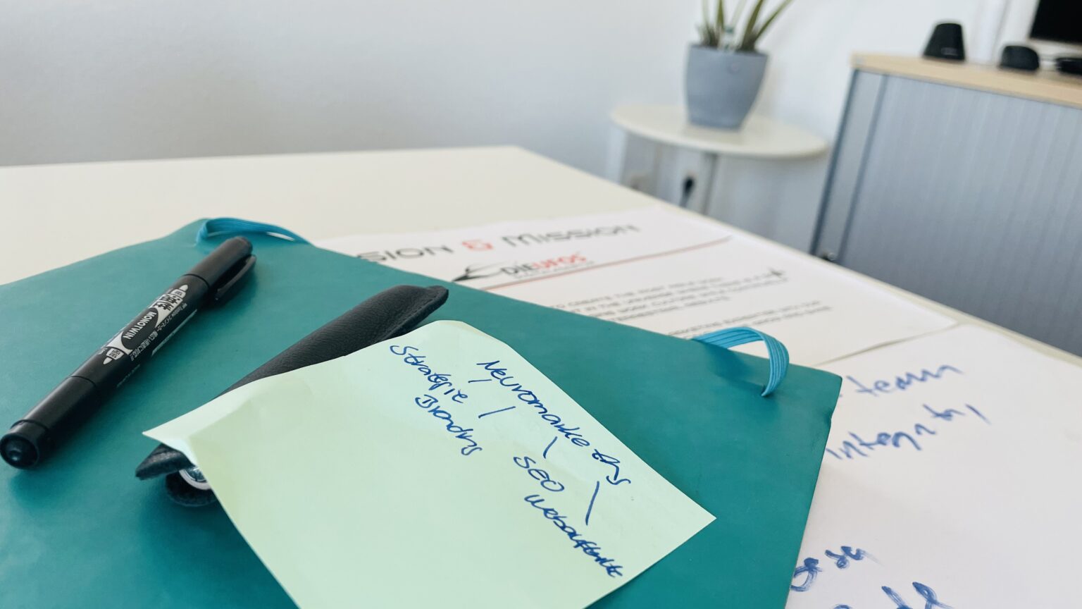 Strategisches Sparring in entspannter Arbeitsatmosphäre: Gründer und Berater im intensiven Dialog über Positionierung, Zielgruppen und B2B-Marketing. DIE UFOS aus Lüneburg